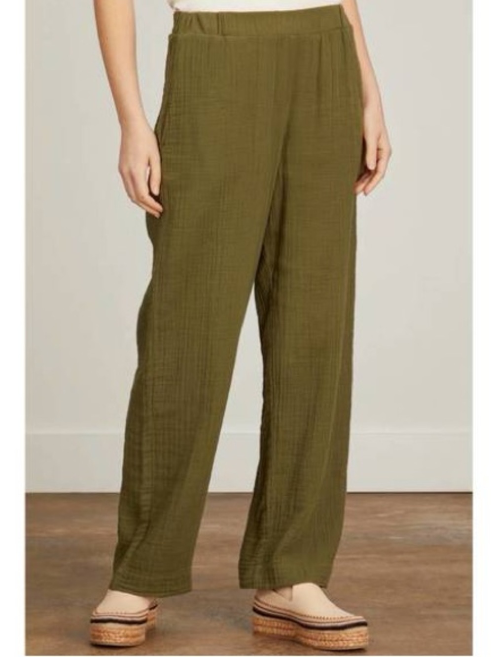 XIRENA Demsey  pant in basil green Size Medium EUC 100% Cotton Straight leg